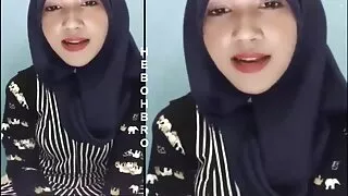섹시한 갈색 머리는 소파에 하드 수탉을 즐긴다