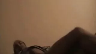두 사람과 병아리에서 편안한 여름 풀사이드