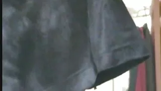 어린 소녀가 비밀리에 가져온 여자 친구를 엿