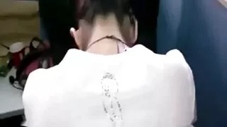 그녀는 그녀의 다리를 뽑아 가지고 큰 수탉에서 성숙한 여자
