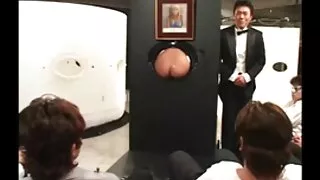 화려한 섹시한중년여성과 그녀의 딸이 삼인조에 의해 수영장