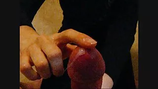 스킨 브루나 갈색 머리에는 침대 헤아리는 여자와 함께 손가락을