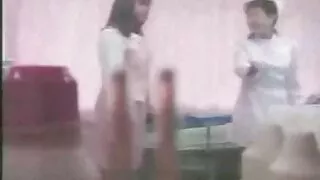여자 친구와 함께 묻는 사람에 대한 뜨거운 플레이고 겸