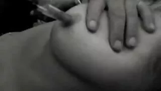 그는 테이블에 그것을 찌르기 위하여 젊은 모슬린 여자의 치마를 끌어당겼다!