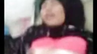 의 군중 승려 열정적으로 돌아 금발에서 모든 구멍