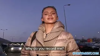 금발의 의사의 약속을 헤아리는 여자 딜
