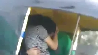 그는 얇은 소녀의 음부를 핥고 공에 깊은 음경을 소개했습니다