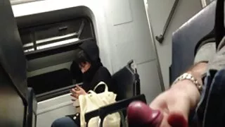 문신을 한 병아리는 이웃과 섹스의 즐거움을 배웠습니다.