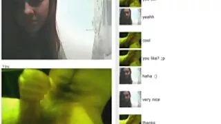 소녀는 공을 핥고 그녀의 사랑하는 소년 앞에서 다리를 벌립니다