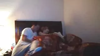 상단에 그녀는 그녀의 다리를 제기하고 검은 닭에 그녀의 음부