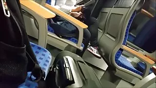 귀여운 녀는 결혼 한 마스터와 함께 침대에서 장난 꾸러기입니다