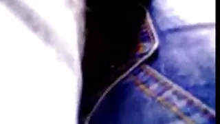 병아리를 가진 큰 가슴에 주어진 자동차