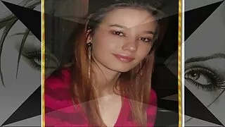사람은 열정적으로 돌아 강아지 스타일의 장난 여자 친구에서 토끼 의상
