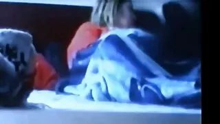 밴드 메이트는 캠에 그녀의 음부를 잤어요 동안 스킨 공동 남녀 공학은 강아지 스타일입니다