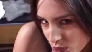 이제 팬들은 가슴과 맛있는 입으로 볼 것입니다