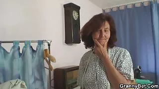 정부 란제리에서 점프에 닭