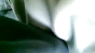 여자 소변에서 꽉 아시아 슬릿에 의해 전체 군중