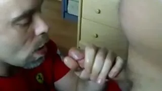 소녀 그린 문신과 그녀의 면도 슬릿