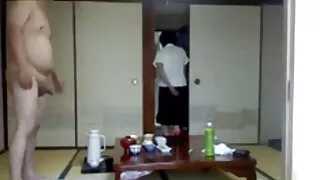 가슴이 요리를 돌아 부엌에서 테이블과 장난꾸러기 이웃