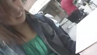 퍼팅 젖꼭지 에 고양이 에 앞 의 그녀의 남자 친구