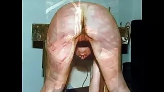 영계는 아마추어 포르노를 위해 팬티를 뒤로 당깁니다