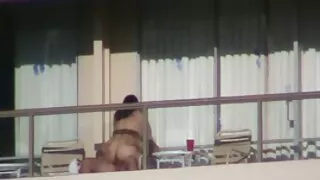 어두운 머리 아래에 테이블을 제공합 여자 구강