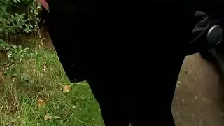 달콤한 입으로 젊은 달콤한 갈색 머리