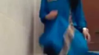 어두운 색의 애인을 타고 사람으로 가벼운 머리 질